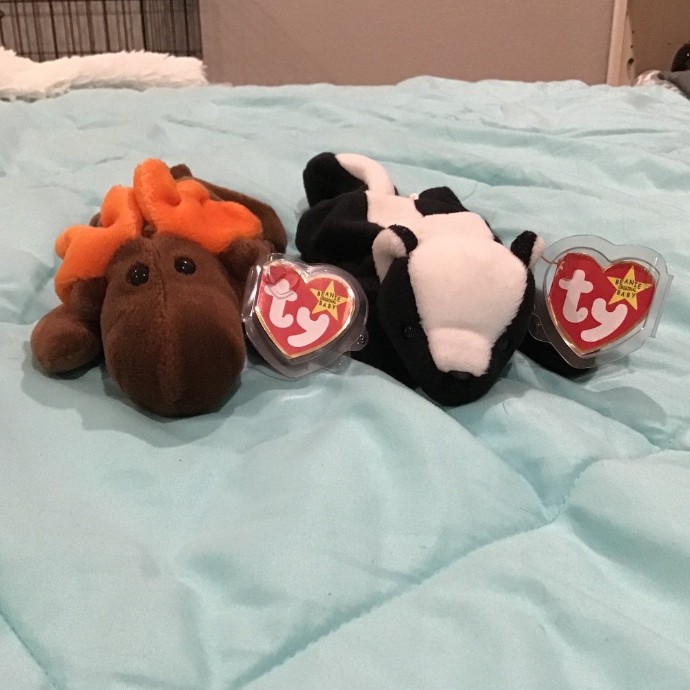 2pack rare beanie babies: Stinky the Skunk and Chocolate the Moose